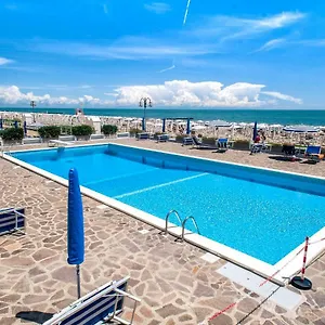 sea-view-apartment-with-swimming-pool.hotelslidodijesolo.com/